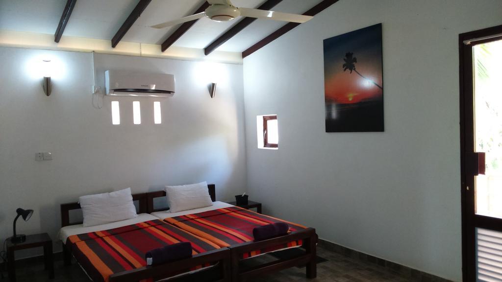 Sri Beach Bungalows And Villa Marawila Exterior photo