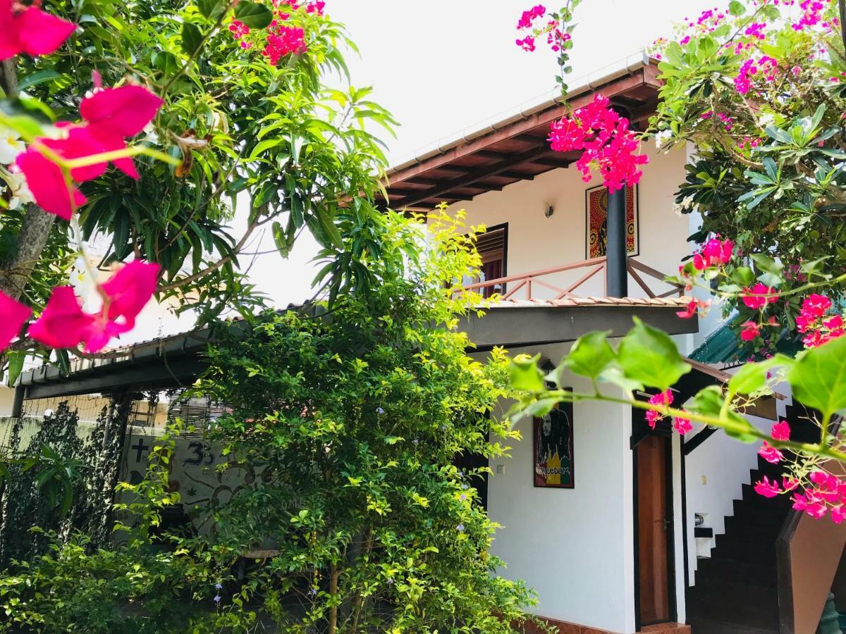 Sri Beach Bungalows And Villa Marawila Exterior photo